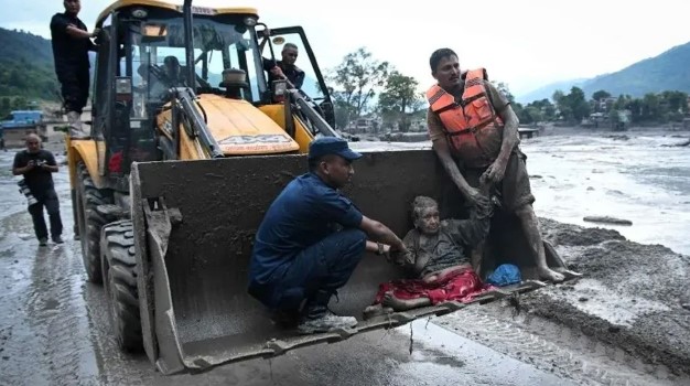Devastating Disaster in Nepal: More Than 1,300 Missing as Rescue Operations Continue
