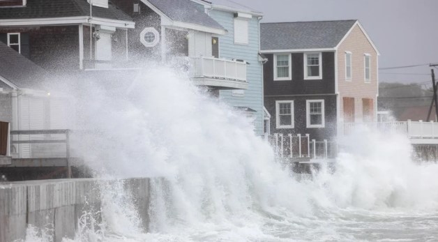 Powerful Nor’easter Batters U.S. Northeast, Causing Power Outages and Death